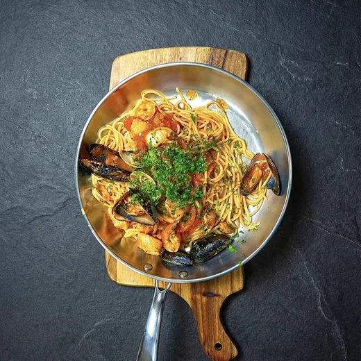 Spaghetti mit Meeresfrüchten in der Pfanne
