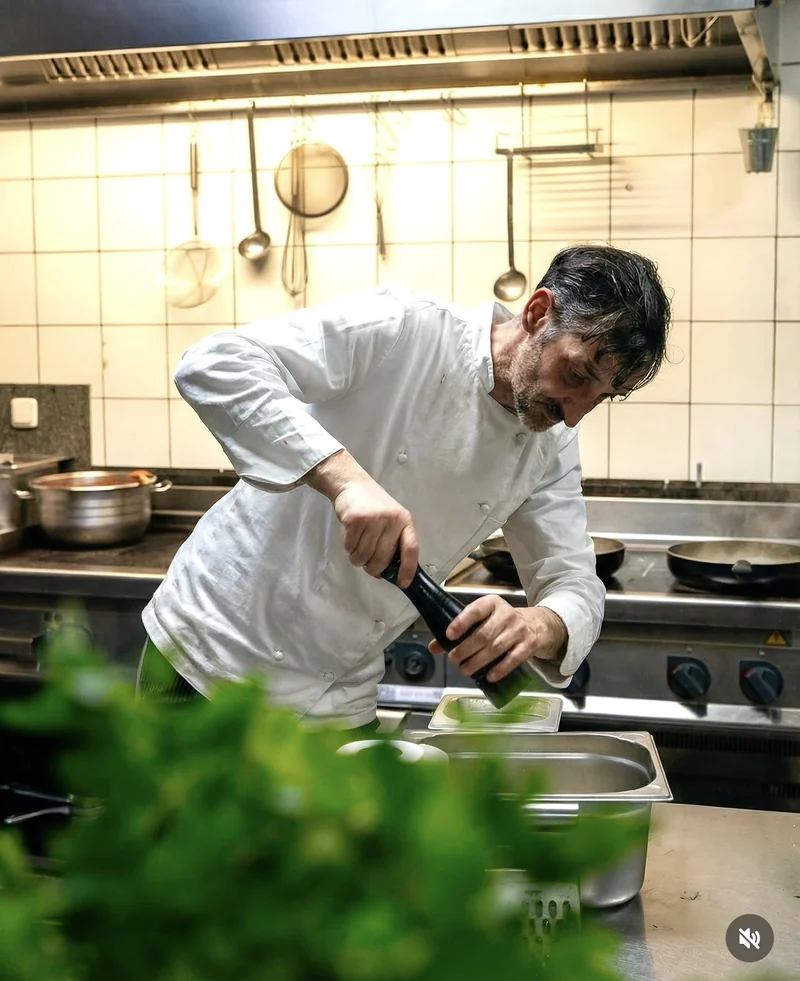 Michele Auddino beim Würzen in seiner Küche