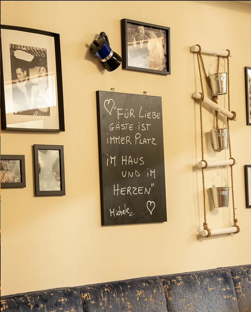 Micheles Kreidetafel im Gastraum: Für liebe Gäste ist immer Platz, im Haus und im Herzen