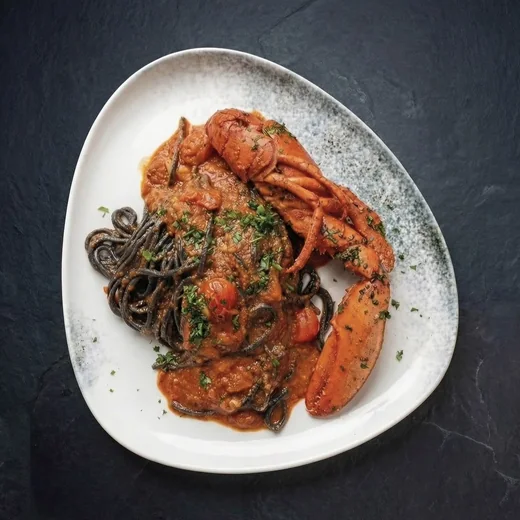 Schwarze Spaghetti mit Hummer und Tomatensauce