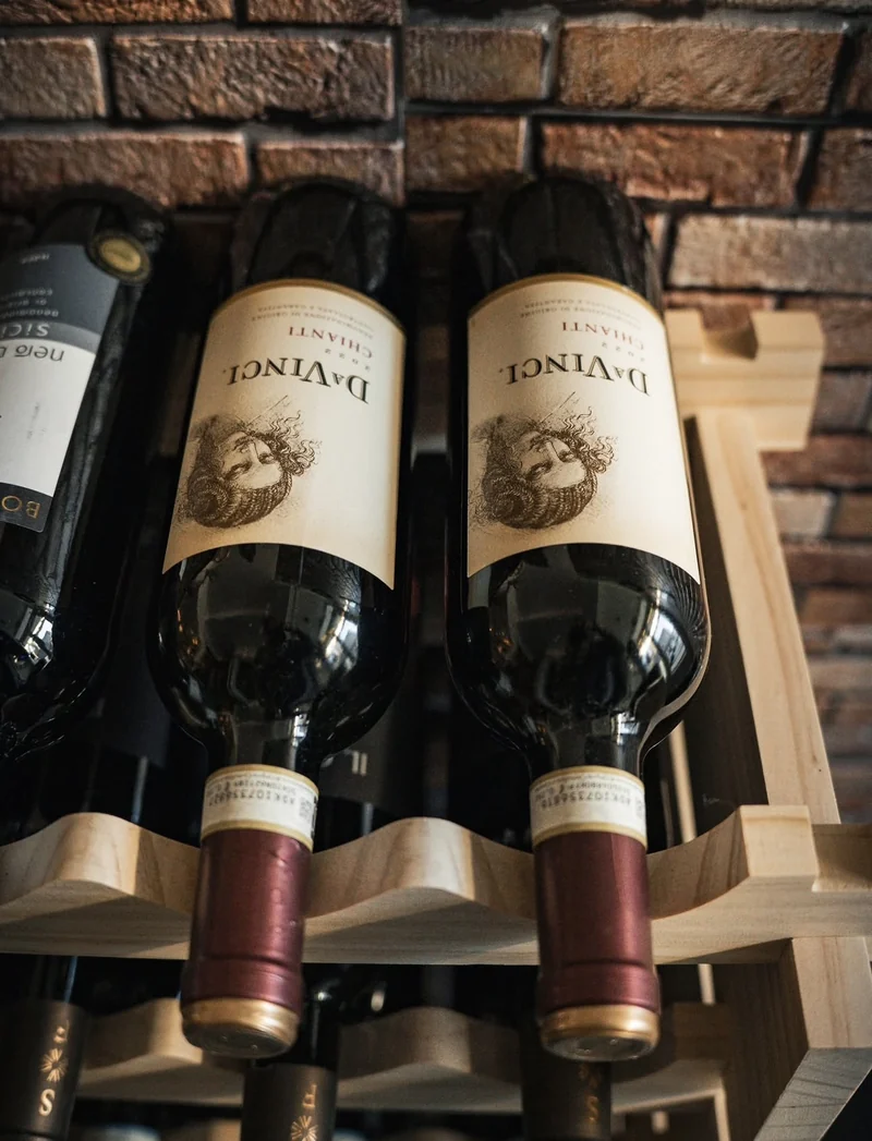 Chianti-Flaschen im Weinregal vor der Ziegelwand
