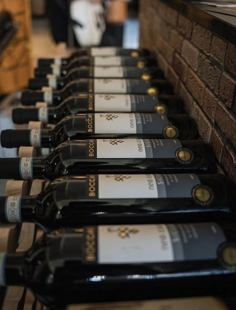 Nero d’Avola aus Sizilien im Weinregal der Trattoria
